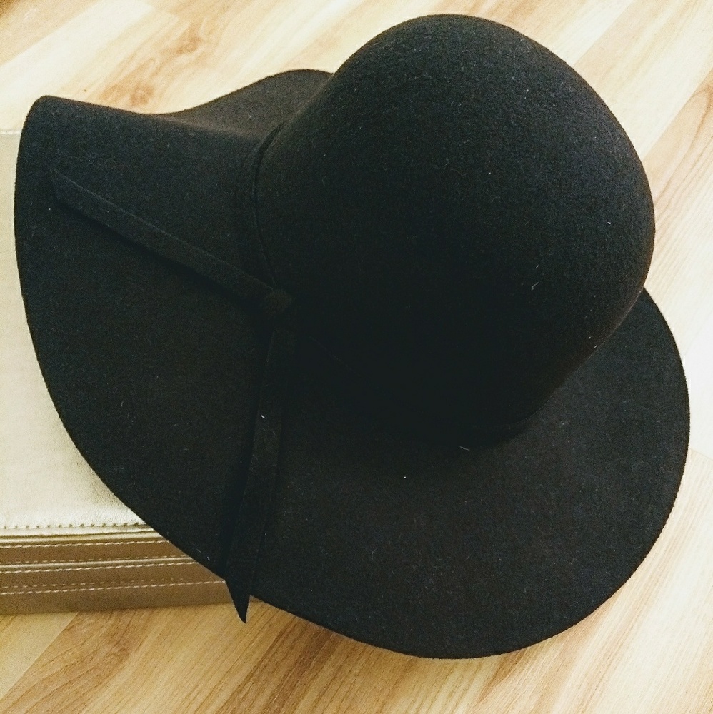 Black floppy hat